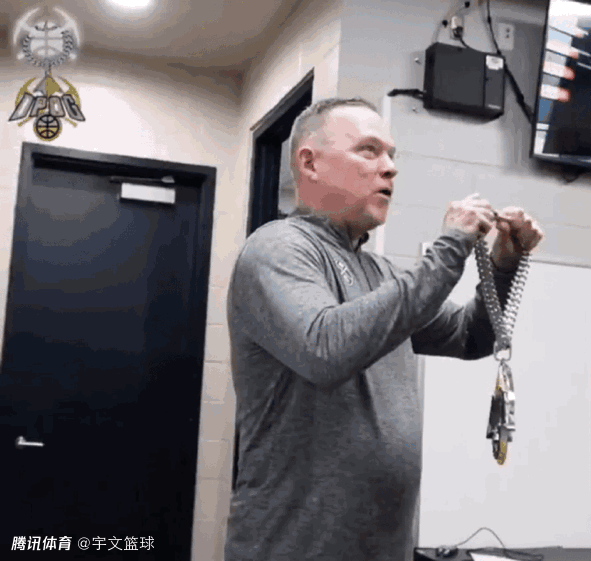 穆古鲁扎迎来二十赛季出色发挥，勇士观众热烈欢呼！
